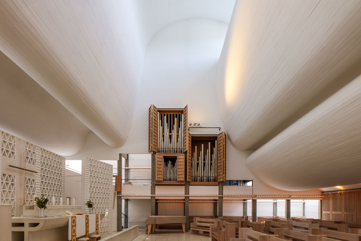 White Spirit: Situating Whiteness in Contemporary Church Architecture